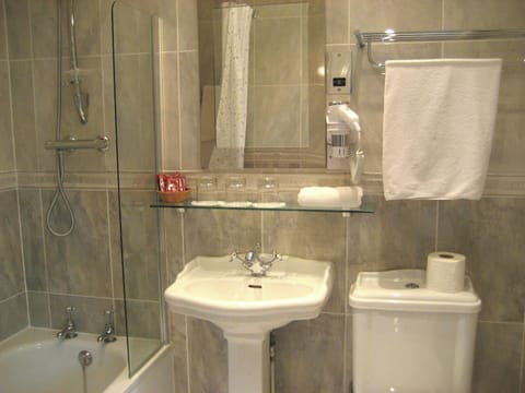 Family Triple Room | Bathroom