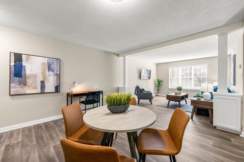 House | 2 bedrooms, desk