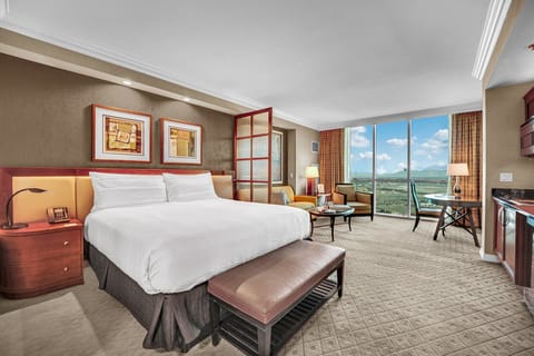 Solara Vita is the elegant sister suite to Vesna Luxe, located right next door on the 32nd floor of The Signature at MGM Grand.