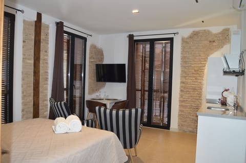 Superior Studio | Down comforters, laptop workspace, soundproofing, free WiFi