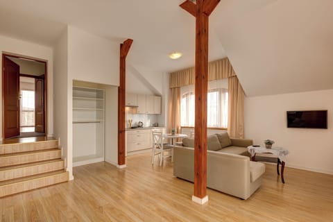 Comfort Suite | Hypo-allergenic bedding, iron/ironing board, free WiFi, bed sheets