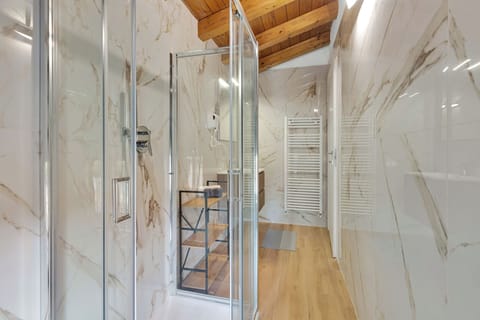 Classic Twin Room | Bathroom | Shower, hair dryer, towels, toilet paper