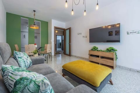 Bright, stylish living room – Sink into the cozy sofa, catch up on your favorite shows on the smart TV, and enjoy the relaxed, cheerful vibe of this spacious open-plan space.