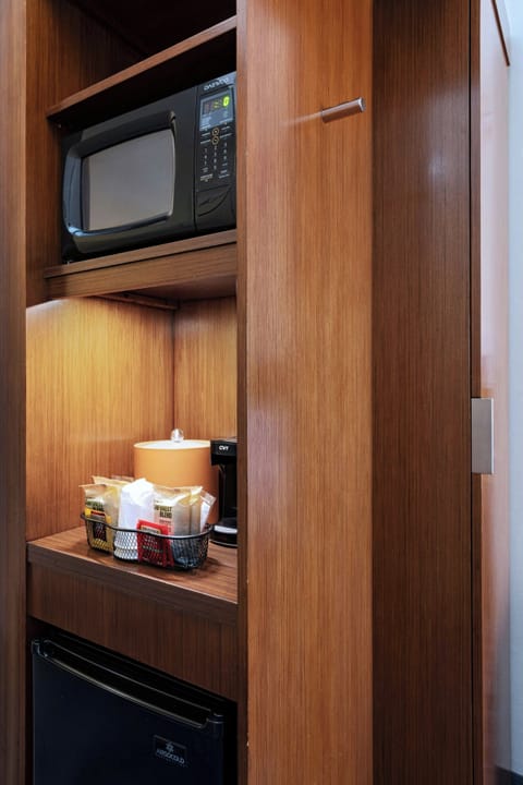 Premium bedding, in-room safe, desk, blackout drapes