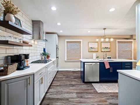 Bonus kitchen & bar area w/ seating, ideal for snacks, drinks & casual hangouts 🍹🪑