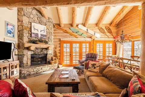 Cozy Living Room with Fireplace & Mountain Views — Ideal for relaxing after a day on the slopes.