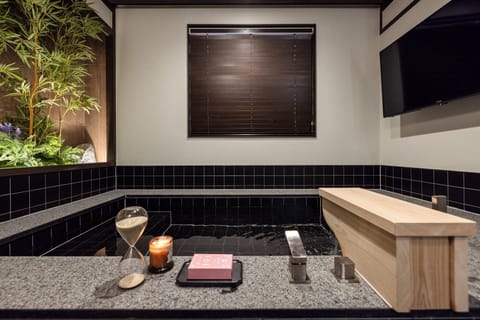Kaica (Suite) | Individually decorated, individually furnished, desk, laptop workspace