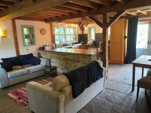 House, 1 Bedroom, Smoking, Balcony | Living room | Books