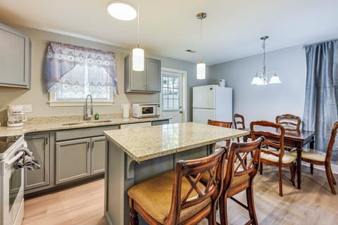 Kitchen | Dining Table | Dishware/Flatware