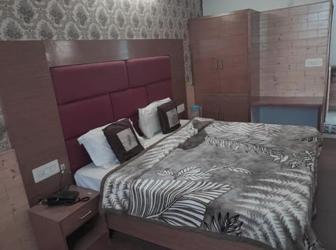 Basic Double Room | Free WiFi, bed sheets