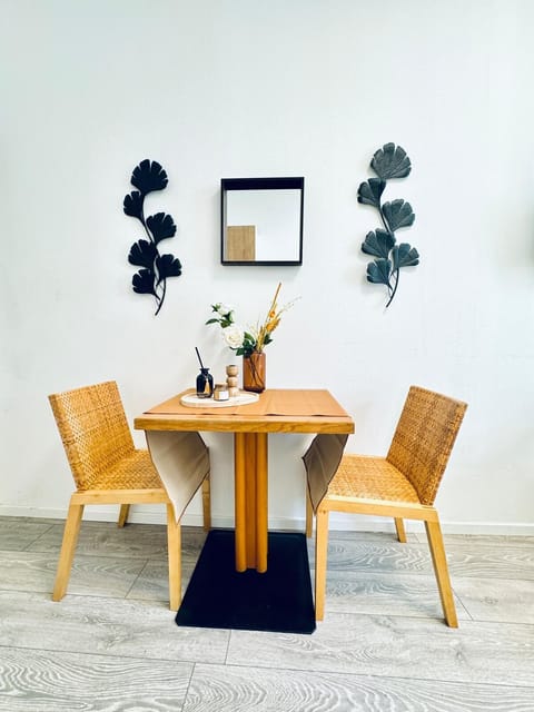 Basic Apartment | Private kitchen | Mini-fridge, microwave, stovetop, cookware/dishes/utensils