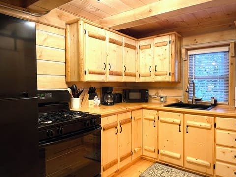🍳 Fully stocked kitchen: includes pots, pans, utensils, and more! Enjoy homemade meals or morning coffee in cozy cabin style. Imagine yourself cooking here! 🍴