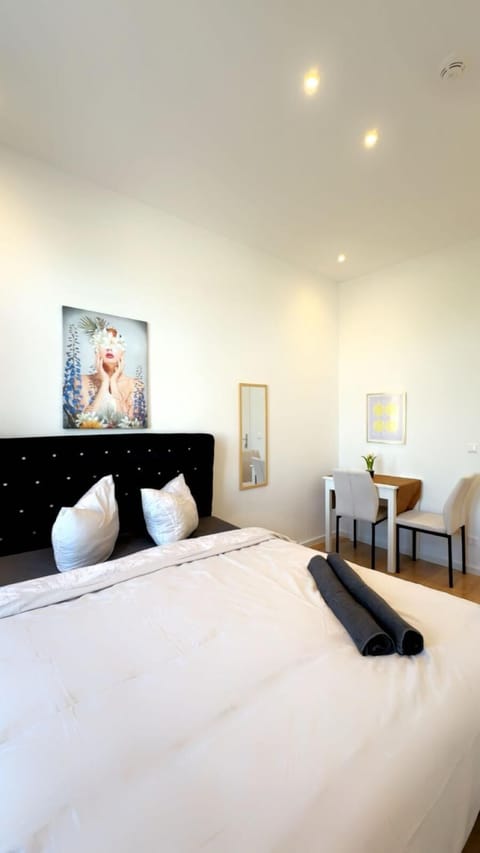 Basic Apartment | Iron/ironing board