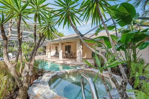 Welcome to your Florida Oasis - Take a dip in the pool or hot tub, or hop on a bike!