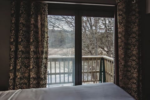 Deluxe Studio Suite | Blackout drapes, iron/ironing board, free WiFi, bed sheets