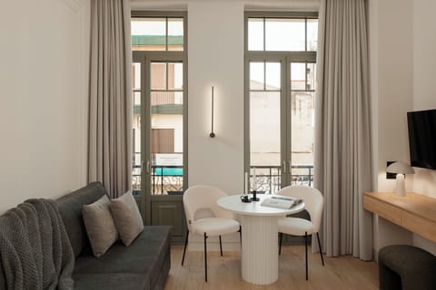 Deluxe Suite | Living area | 43-inch flat-screen TV with digital channels, Netflix