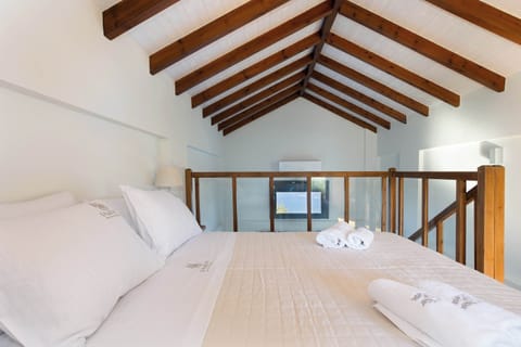 Cozy Bedroom with Double Bed, Balcony Access & Soft Natural Light
Calming sleeping area opening directly onto a private balcony, ideal for morning fresh air or nighttime stargazing.
