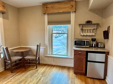 Kitchenette. Downtown Luxury Loft. Overlooks festive vibe. Walk Everywhere.