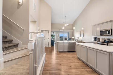 Welcome to The Lakeview Penthouse!​