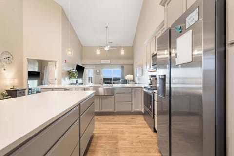 The airy, open kitchen is well equipped for an unforgettable getaway​