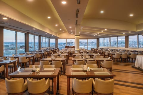 2 restaurants; breakfast, lunch, and dinner served