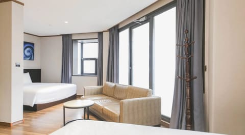 Family Twin Room | Desk, free WiFi