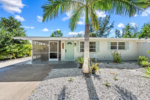 Discover your ideal Florida escape perfectly positioned within the calm, residential environment of Longboat Key.