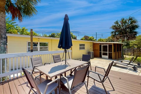 Outdoor patio with table & chairs- seats six