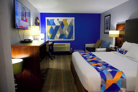 Premium Room, 1 King Bed, Non Smoking, Pets Not Allowed | Premium bedding, pillowtop beds, desk, laptop workspace