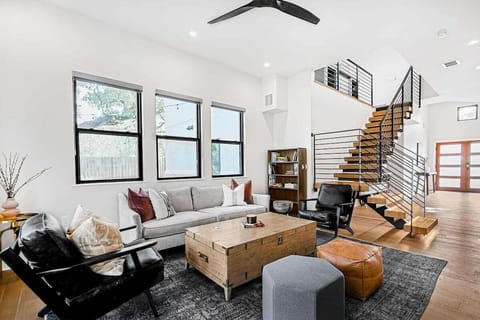 open concept dining, kitchen and living area