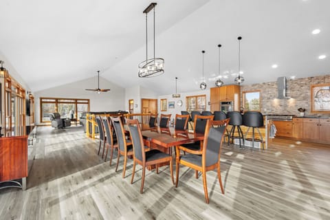 Amazing 10 person diner table