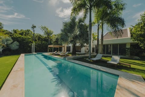 Modern luxury w/ outdoor movie theater and chef (7159)