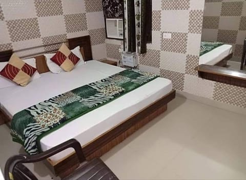 Deluxe Double Room | Iron/ironing board, free WiFi