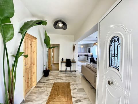Apartment, 3 Bedrooms, Smoking, 2 Bathrooms | Living room