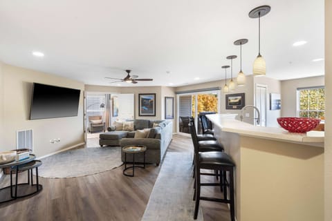 Condo, Multiple Beds, Balcony (Edgewater Escape) | Living area