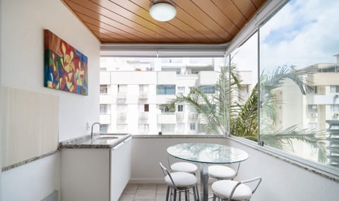Basic Apartment | Dining