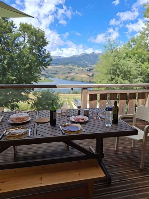 Terrasse avec repas en plein air et vue panoramique sur le lac de Puyvalador – Pyrénées