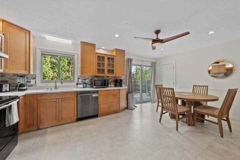 The inviting eat-in kitchen is well equipped for an unforgettable getaway​