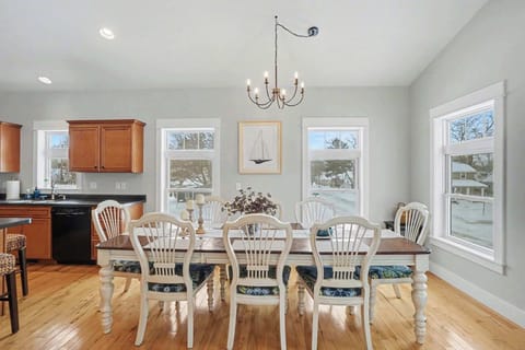 Enjoy gourmet meals together at this expansive dining table that comfortably seats your entire party.