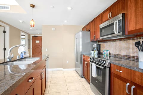 Whip up island feasts in a bright, modern kitchen. HKH-222