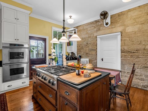 Kitchen | Double ovens and gas cooktop, ideal for group stays and events.