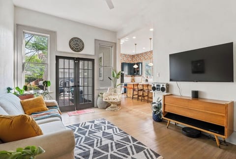 Second living room area