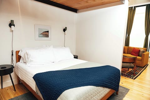 Wake up refreshed. The queen bed’s plush memory-foam mattress and crisp linens create a cozy, restorative retreat.