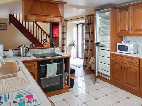 Kitchen | Fox&rsquo;s Lair Farmhouse, Groeslon Nr Caernarfon