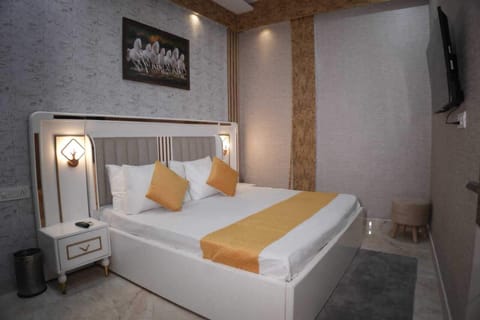 Luxury Room | Rollaway beds, free WiFi, bed sheets