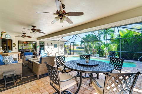 Screened-In Lanai | Dining Table | Gas Grill