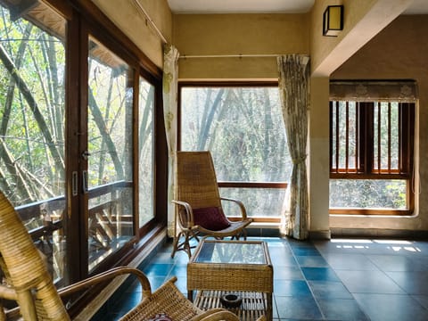 Deluxe Room | Living area | 32-inch flat-screen TV with satellite channels