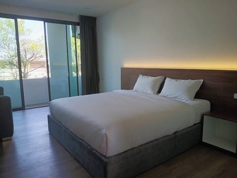 Basic Room, 1 King Bed, Non Smoking | Desk, laptop workspace, soundproofing, free WiFi