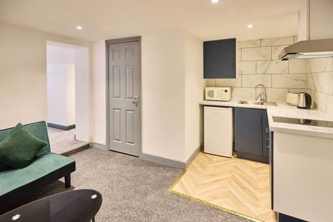 Emporium Basement Apartment, Nottingham - Host & Stay