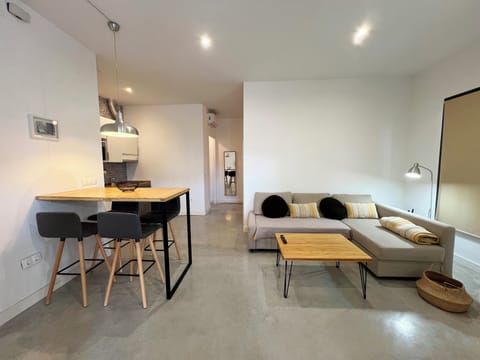 Basic Studio | Living area | TV